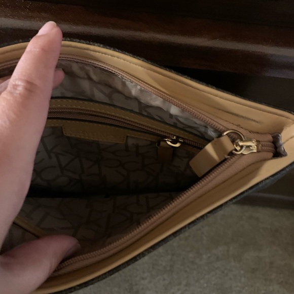 Calvin Klein- cross body bag - Picture 3 of 3